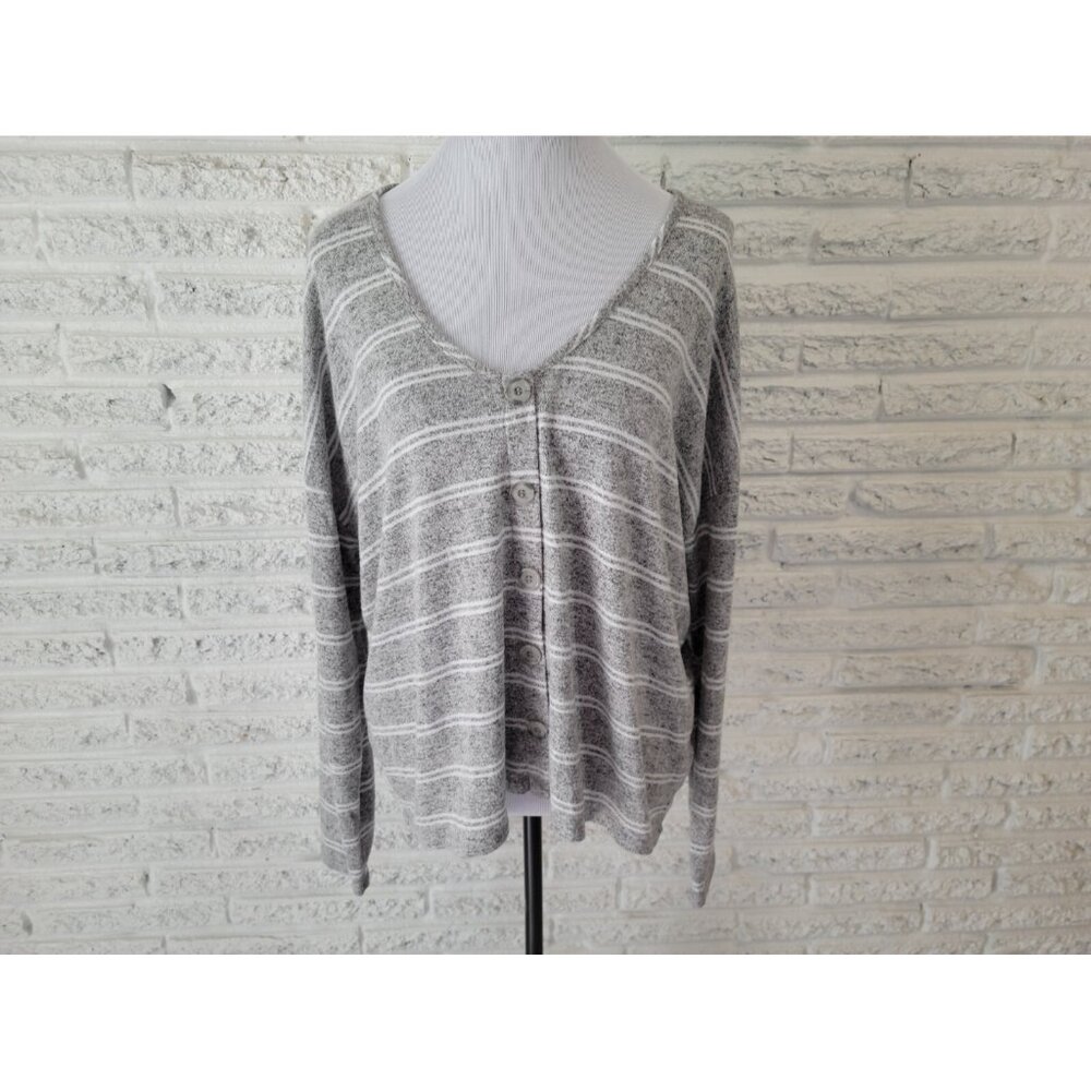 Torrid Women Sweater‎ 2 2X Plus Pullover Scoop Neck Deco Buttons Gray STR101E